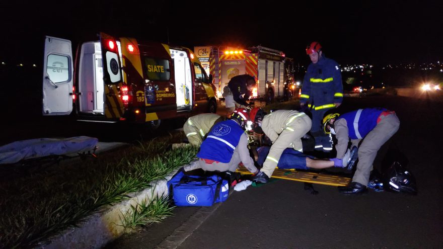Piloto de Harley Davidson fica ferido ao atingir meio-fio na marginal da BR-277