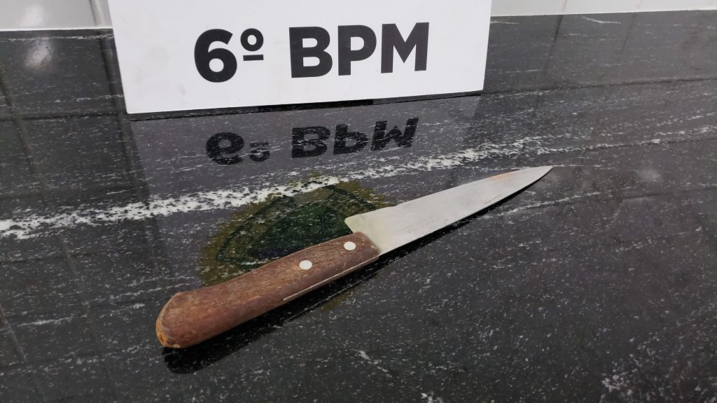 Jovem confunde ex e esfaqueia casal aleatório no Santa Cruz