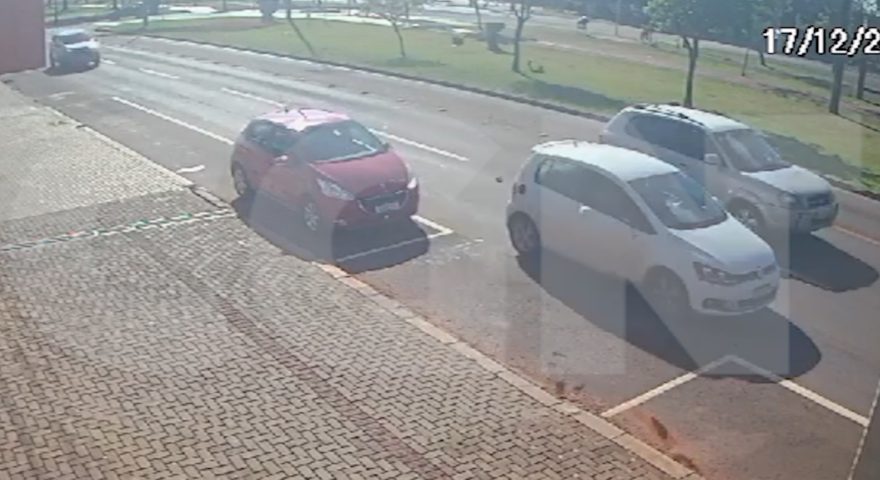 Vídeo mostra Fox batendo em Peugeot estacionado e motorista fugindo