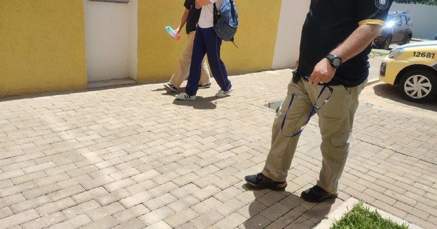 Adolescentes passam mal e são flagradas com cigarro de maconha em colégio no Brasmadeira