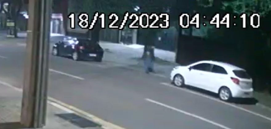 Homem é flagrado furtando rodas de carro estacionado