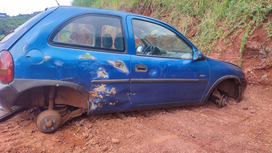 Corsa placas LXY-5247 com alerta de furto é encontrado depenado