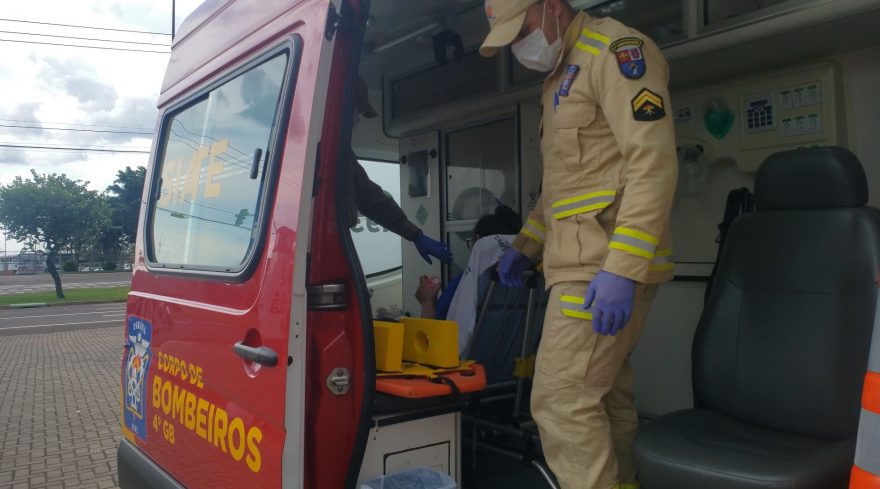 Mulher fica ferida ao cair de escada