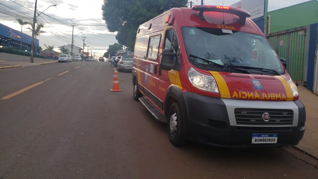 Acidente entre carro e moto deixa motociclista ferido na Rua Europa, esquina com Panamá