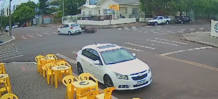 Câmeras mostram acidente que deixou motociclista ferido na Rua Fortaleza