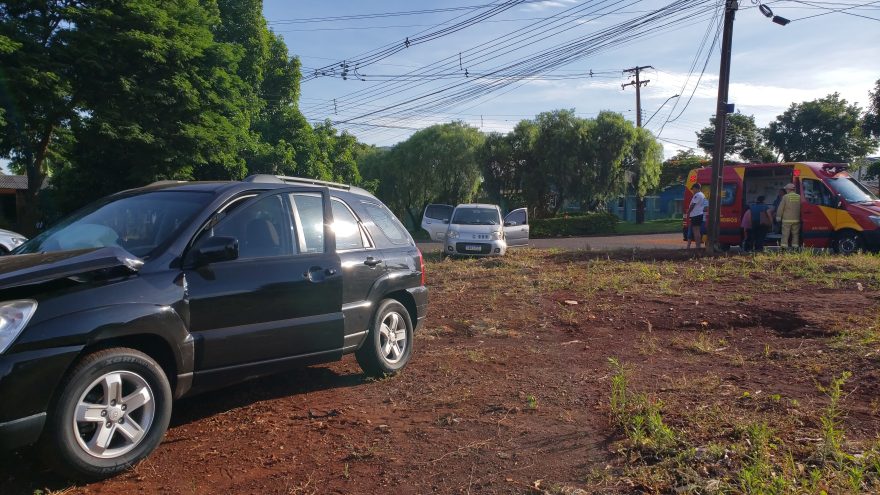 Fiat Uno e Kia Sportage se envolvem em colisão no Bairro Santo Onofre