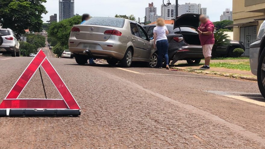 Condutor perde o controle de veículo enquanto trafegava na rua Pio XII e causa acidente