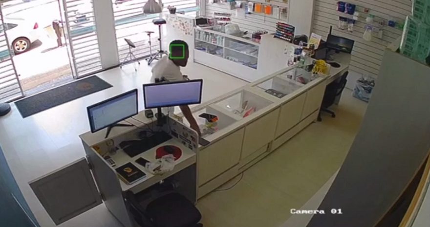 Ladrão aproveita a oportunidade e furta celular no Centro