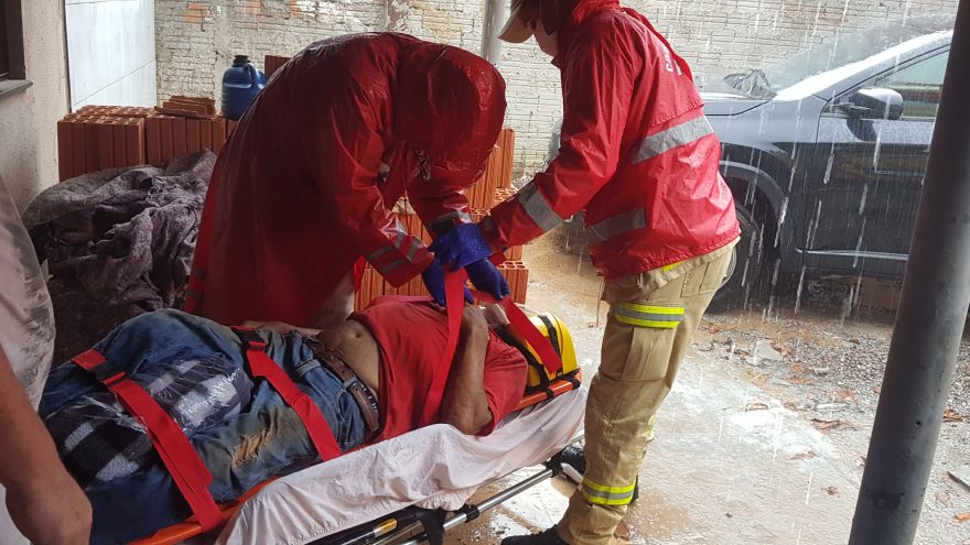 Idoso cai da escada no Bairro Interlagos