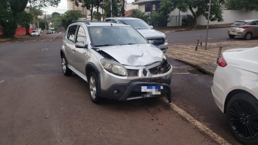 Sandero e caminhonete se envolvem em acidente no Centro