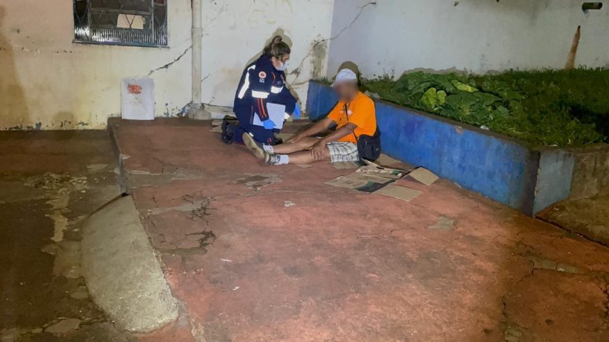 Idoso é socorrido na Rua Capanema após ser encontrado por populares