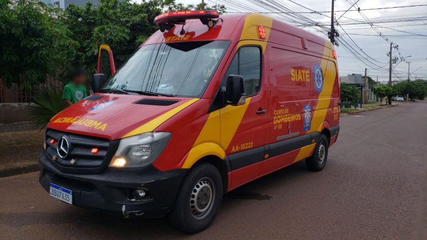 Casal fica ferido em acidente entre carro e moto no Parque dos Ipês