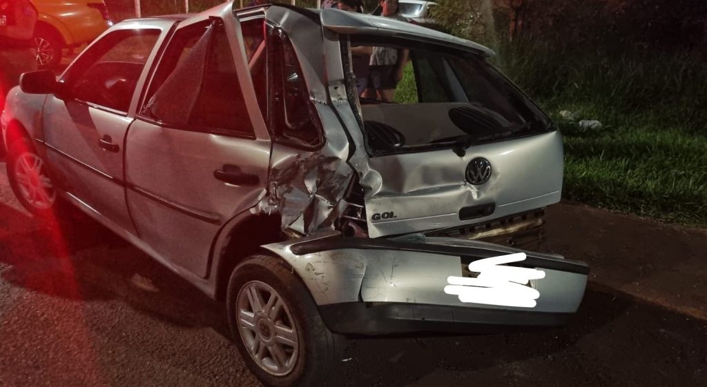Condutor fica ferido após Gol ser atingido por ônibus na PR-874