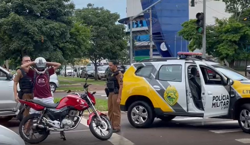 Motociclista é abordado pela Polícia Militar após dirigir na contramão na Avenida Brasil