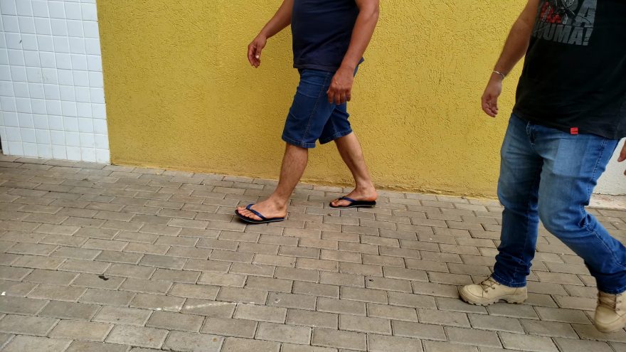 Homem é detido pela Polícia Militar com arma de fogo e simulacro