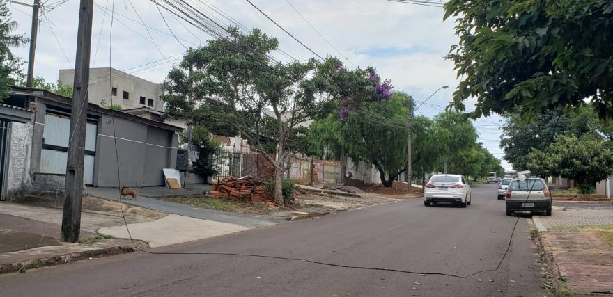 Atenção! Fios caídos em trecho da Rua Clóvis Beviláqua
