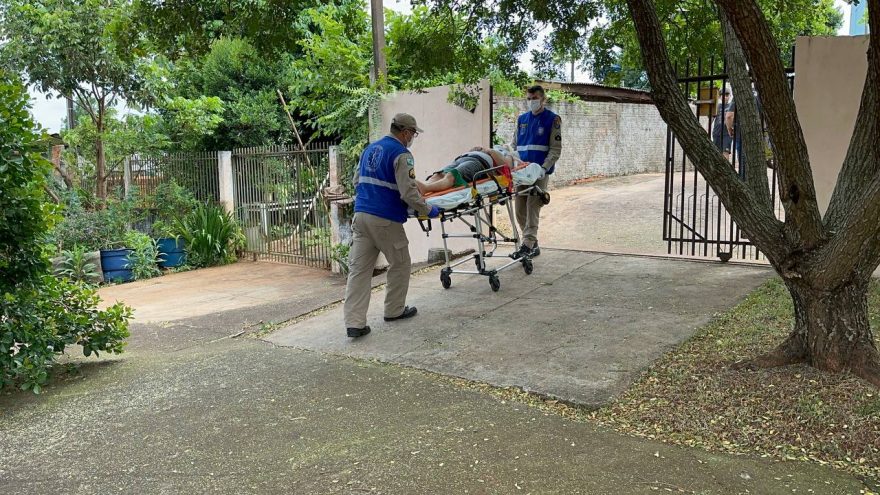Idosa fica ferida ao escorregar no piso de casa
