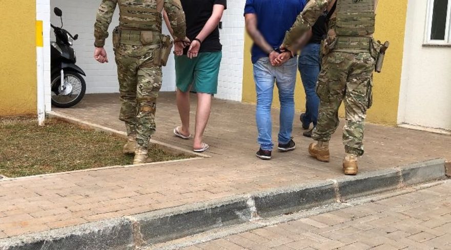PRF detém dois indivíduos e apreende veículo clonado na BR-277