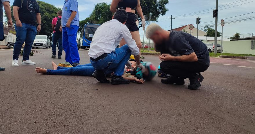 Mulher fica ferida em acidente entre moto e carro no Bairro São Cristóvão