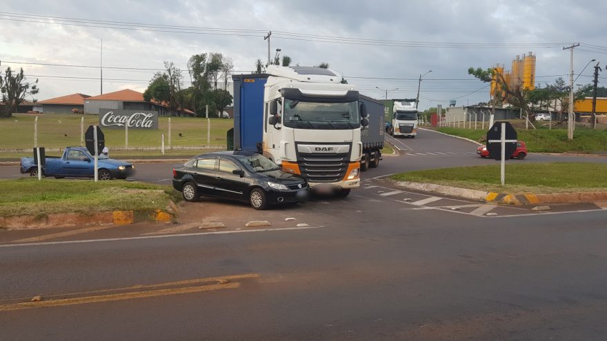 Acidente entre caminhão e Voyage causa transtornos no Trevo da Portal