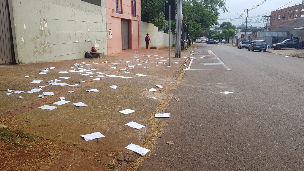 Alunos deixam rastro de sujeira com livros e cadernos rasgados no Alto Alegre