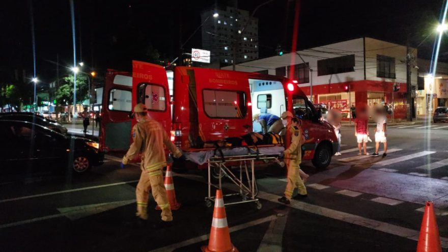 Ciclista fica ferido em acidente de trânsito na ciclovia da Avenida Brasil no Centro