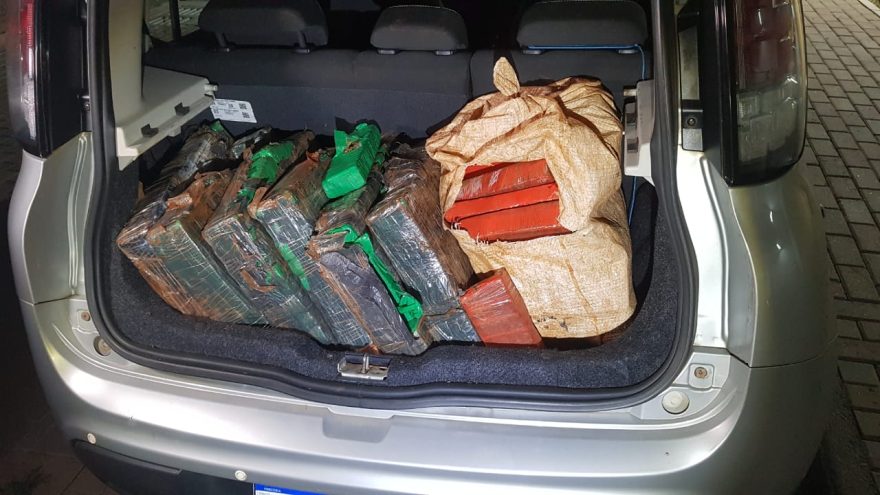 PRF apreende Uno com quase 140 kg de maconha na BR-277 em Cascavel