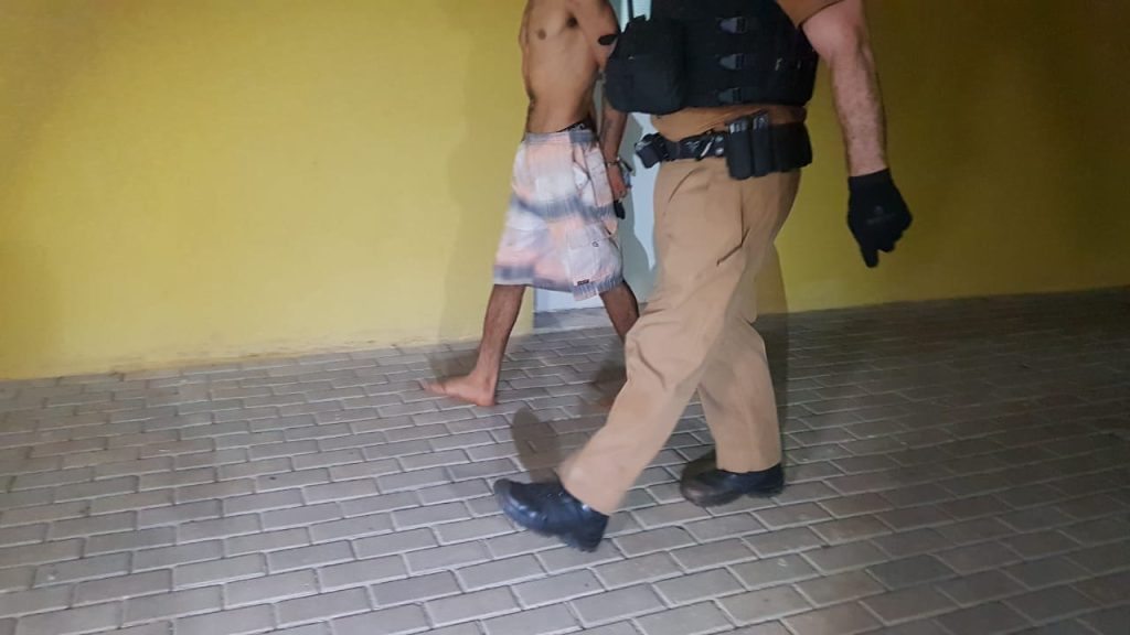 Homem é contido por populares durante tentativa de roubo no centro de Cascavel