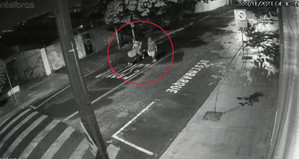 Vídeo mostra suspeitos carregando corpo esquartejado em carriola no Paraná