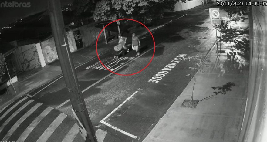 Vídeo mostra suspeitos carregando corpo esquartejado em carriola no Paraná
