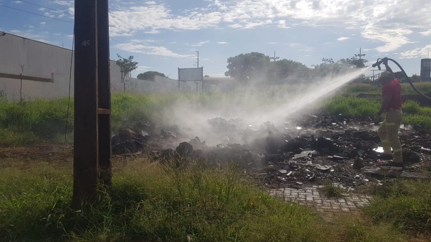 Fogo em entulhos é contido por militares do Corpo de Bombeiros no Bairro Interlagos