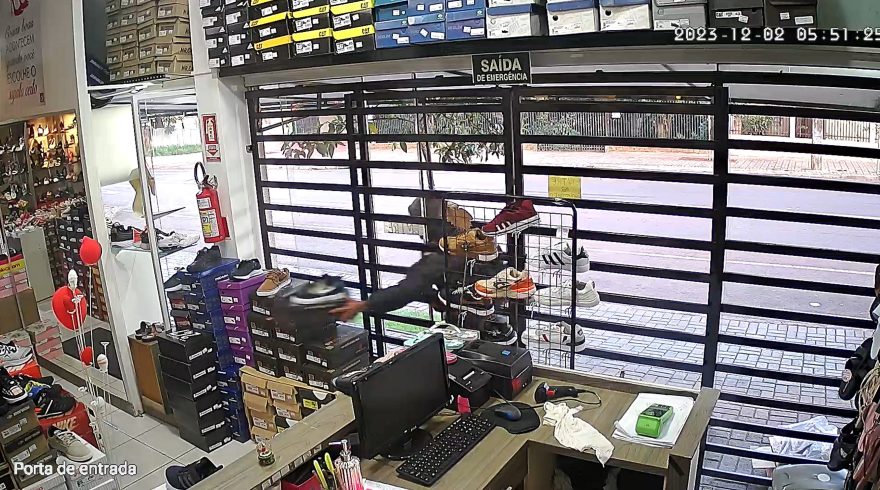 Câmera flagra momento exato de furto audacioso em loja