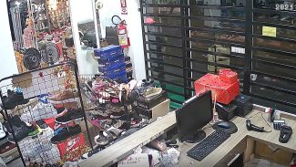 Câmera registra ladrões estourando vidraça de loja de calçados no Cascavel Velho