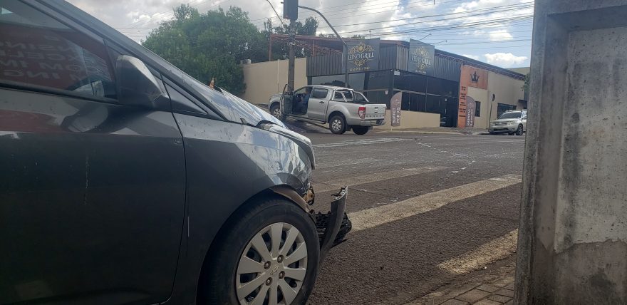 Acidente entre HB20 e Ranger é registrado na Rua Pernambuco