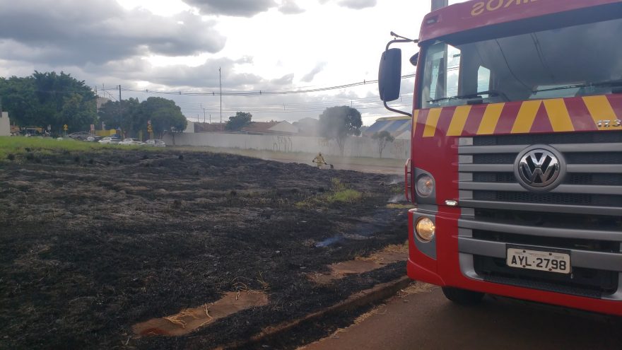 Bombeiros combatem incêndio em vegetação no Alto Alegre