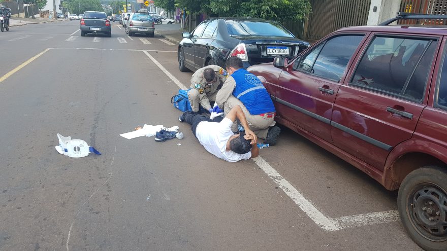 Motociclista sofre queda e fratura perna na Rua Jacarezinho no Bairro São Cristóvão