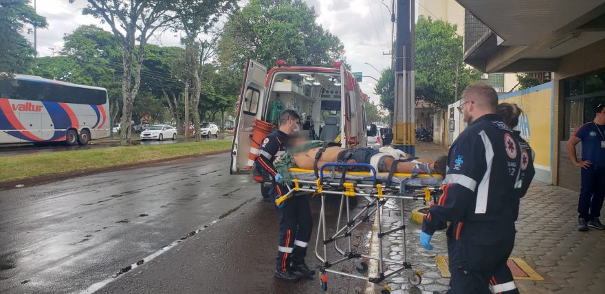 Equipe do Samu realiza internação compulsória em frente à rodoviária de Cascavel