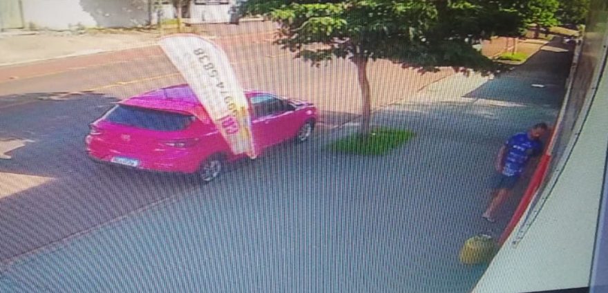 Câmera mostra homem furtando botijão de gás na Avenida Tito Muffato