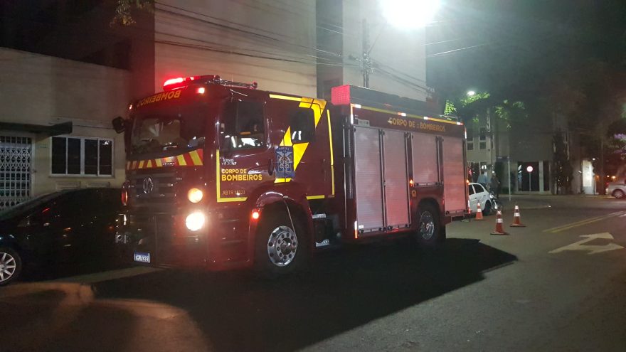 Bombeiros resgatam mulher presa em elevador em prédio no Centro