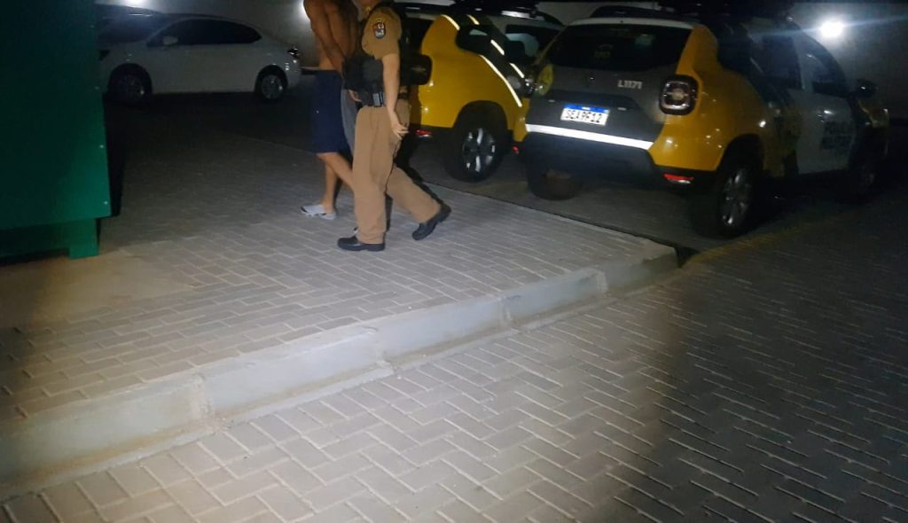 Homem agride a cabeçadas e ameaça matar mulher a facadas no Universitário