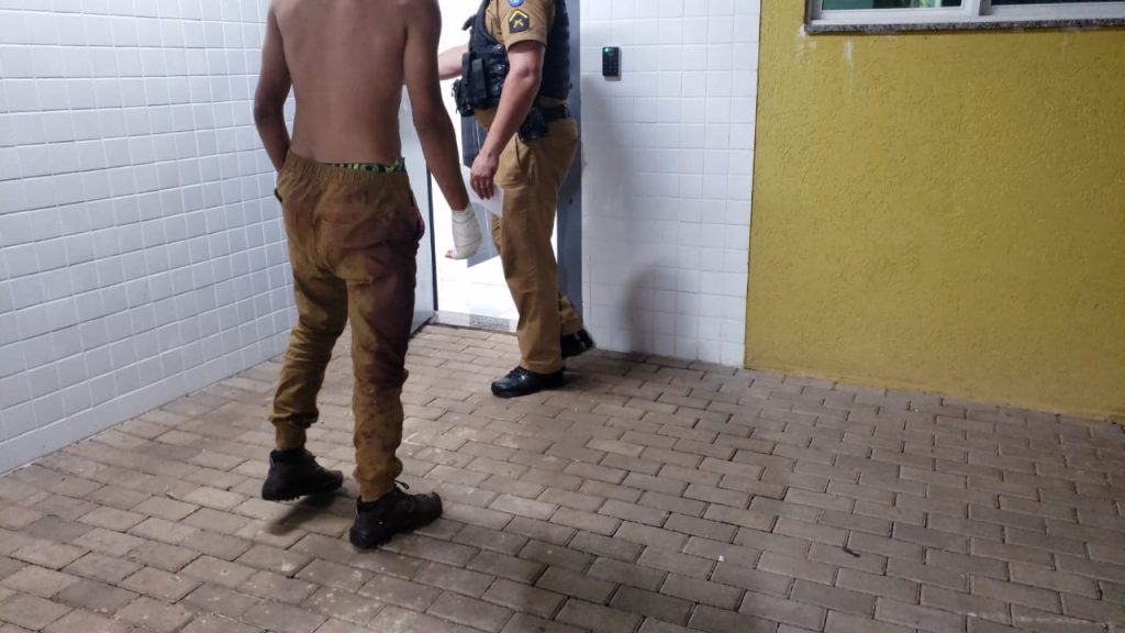 Com medida protetiva contra a sobrinha, tio quebra a janela para invadir a casa da irmã e é preso