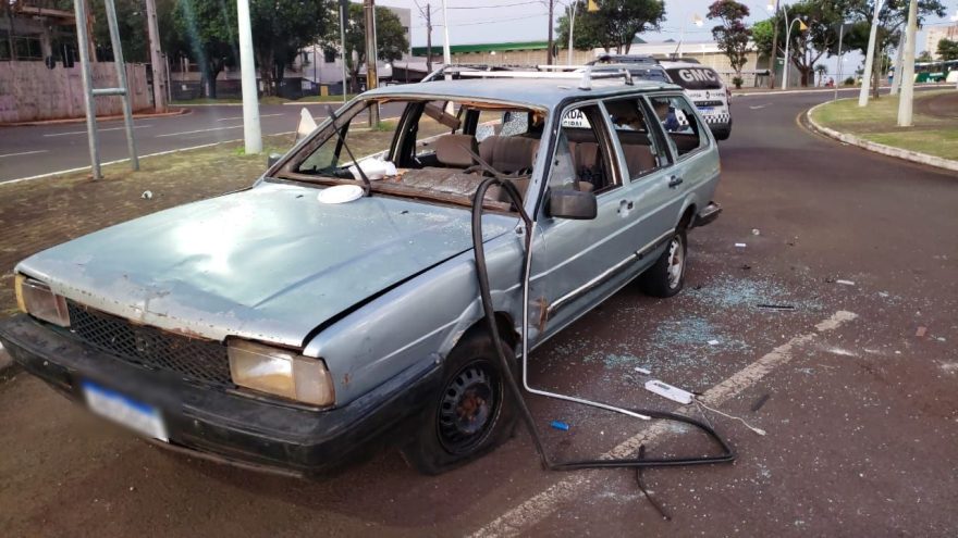 Em ato de fúria, mulher destrói Santana na Praça da Bíblia após suposta traição do companheiro