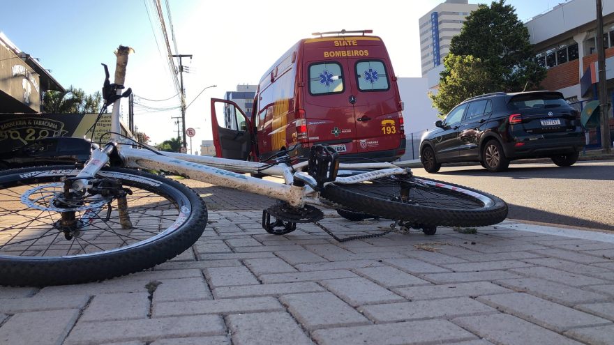 Jovem fica ferida após colisão entre carro e bicicleta na Rua JK com Recife