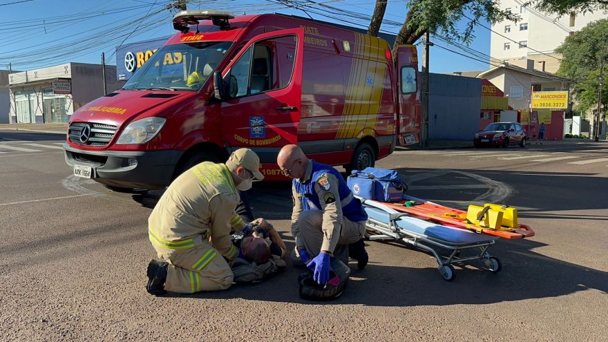 Motociclista fica ferido após colisão entre carro e moto no cruzamento das ruas Mato Grosso e 13 de Maio