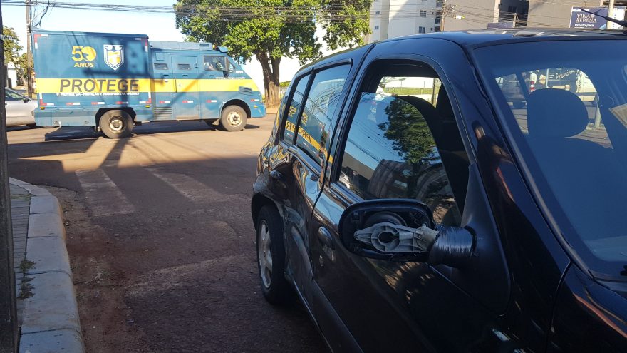 Carro-forte se envolve em colisão com Clio no Centro de Cascavel