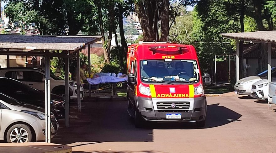 Idosa sofre queda dentro de condomínio e apresenta possível fratura em fêmur