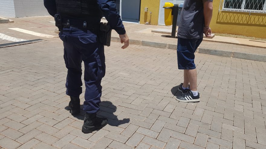 Homem desloca até à Transitar para retirar carro que abandonou no meio da rua e vai parar na Delegacia