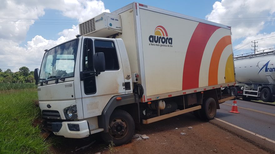 Caminhão sai da pista e bate contra barranco na rodovia BR-369