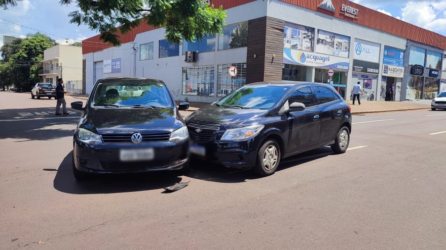 Fox e Onix colidem na Rua Erechim intersecção com Rua Pedro Ivo no Centro de Cascavel