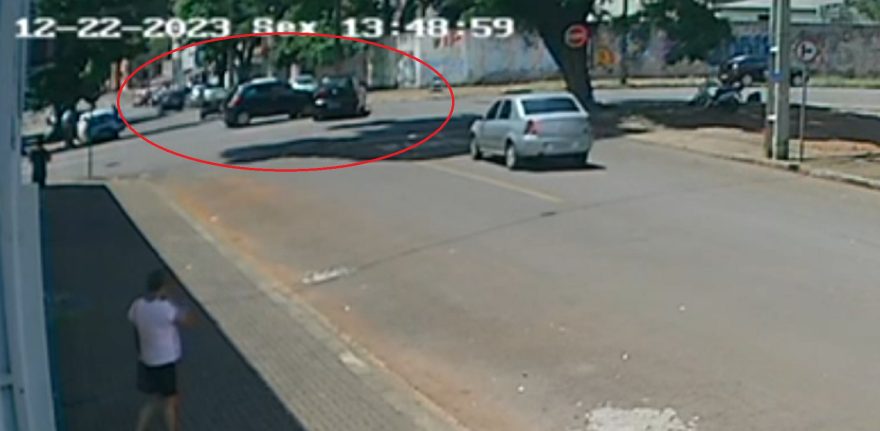Câmera de monitoramento registra acidente na Rua Erechim cruzamento com Pedro Ivo